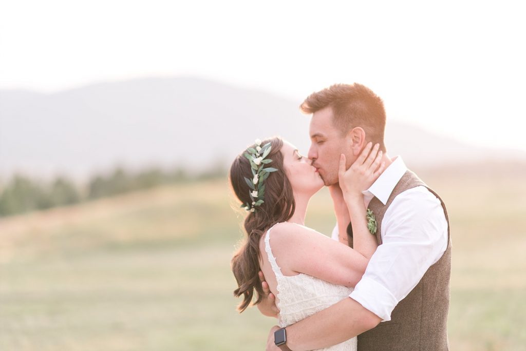 Colorado wedding at Spruce Mountain Ranch | Photos: Melissa Brielle Photography | Wedding dress: Danelle's Bridal Boutique
